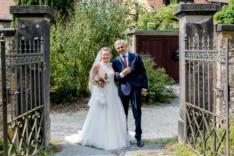 Jugendgästehaus Pirna Liebethal – Brautvater und Braut vor der Kirche
