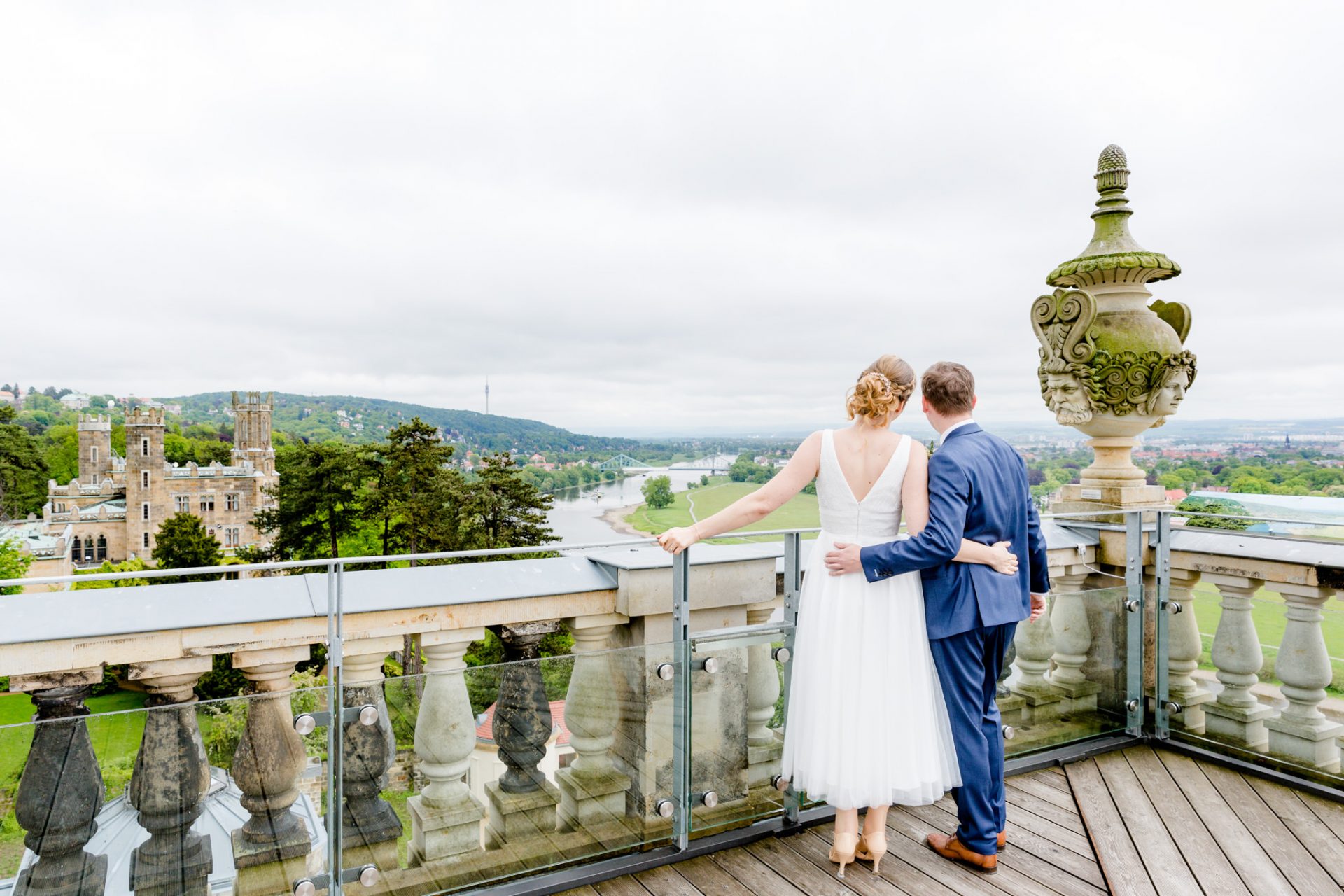 Standesämter in Dresden und Umgebung Hochzeitspaar Blick vom Lingner Schloss