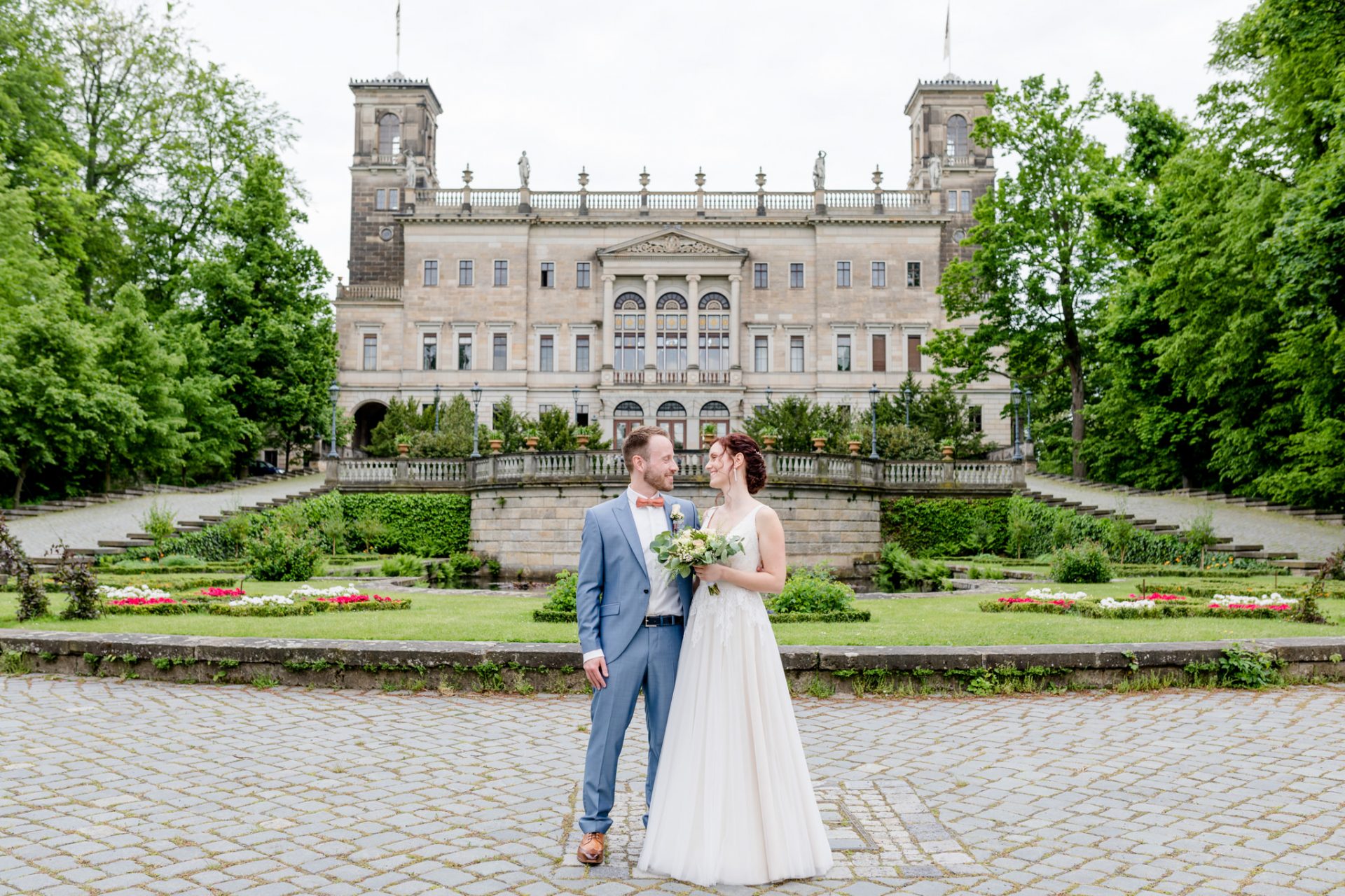 Standesämter in Dresden und Umgebung Paar vorm Schloss Albrechtsberg