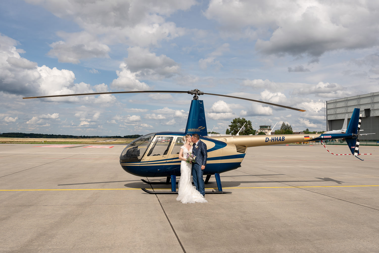 Brautpaar im Hubschrauber, Hochzeitsfotograf Dresden Frauenkirche