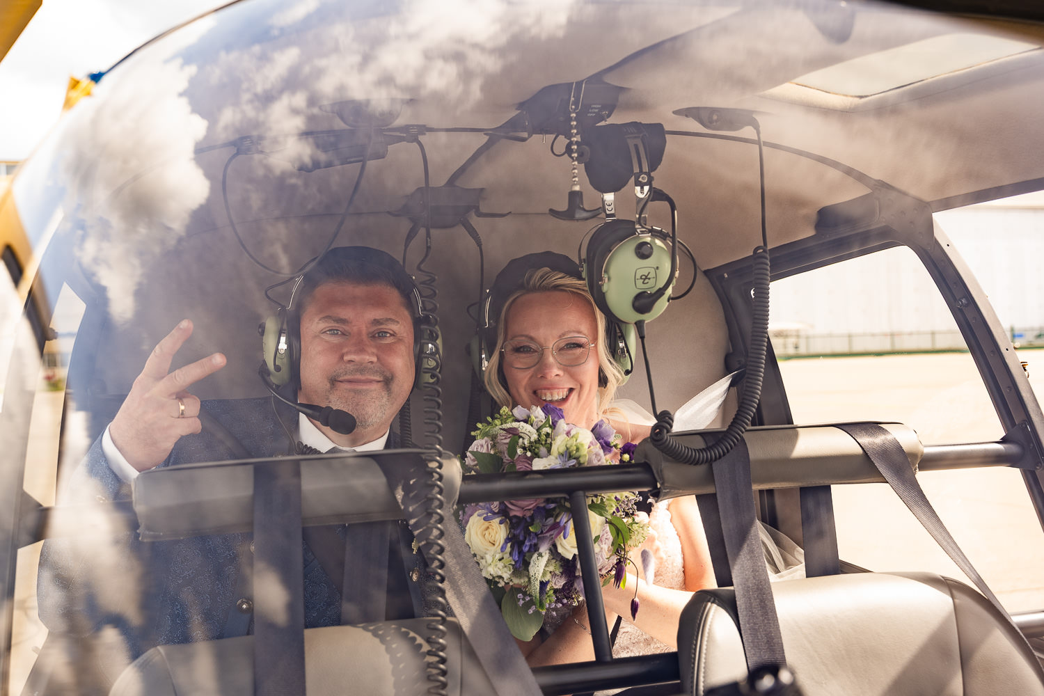 Brautpaar im Hubschrauber, Hochzeitsfotograf Dresden Frauenkirche