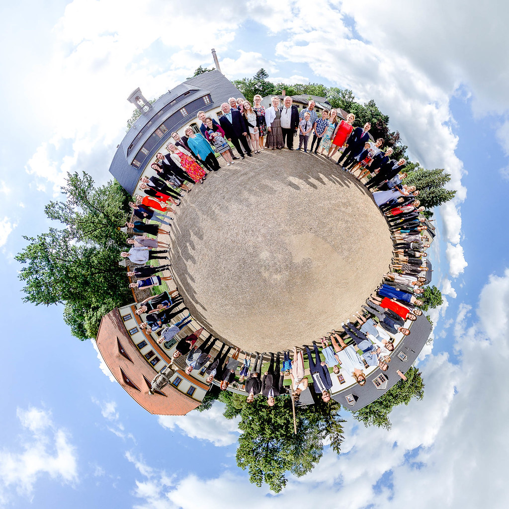 Hochzeitsfotograf Freiberg - Besonderes Gruppenfoto Little Planet