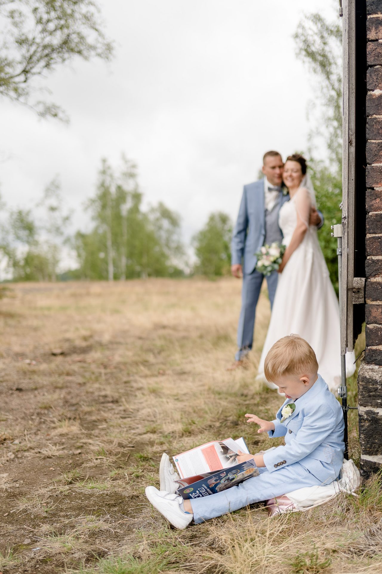 Brautpaar mit Kind an der Alten Elisabeth Hochzeitsfotograf Freiberg
