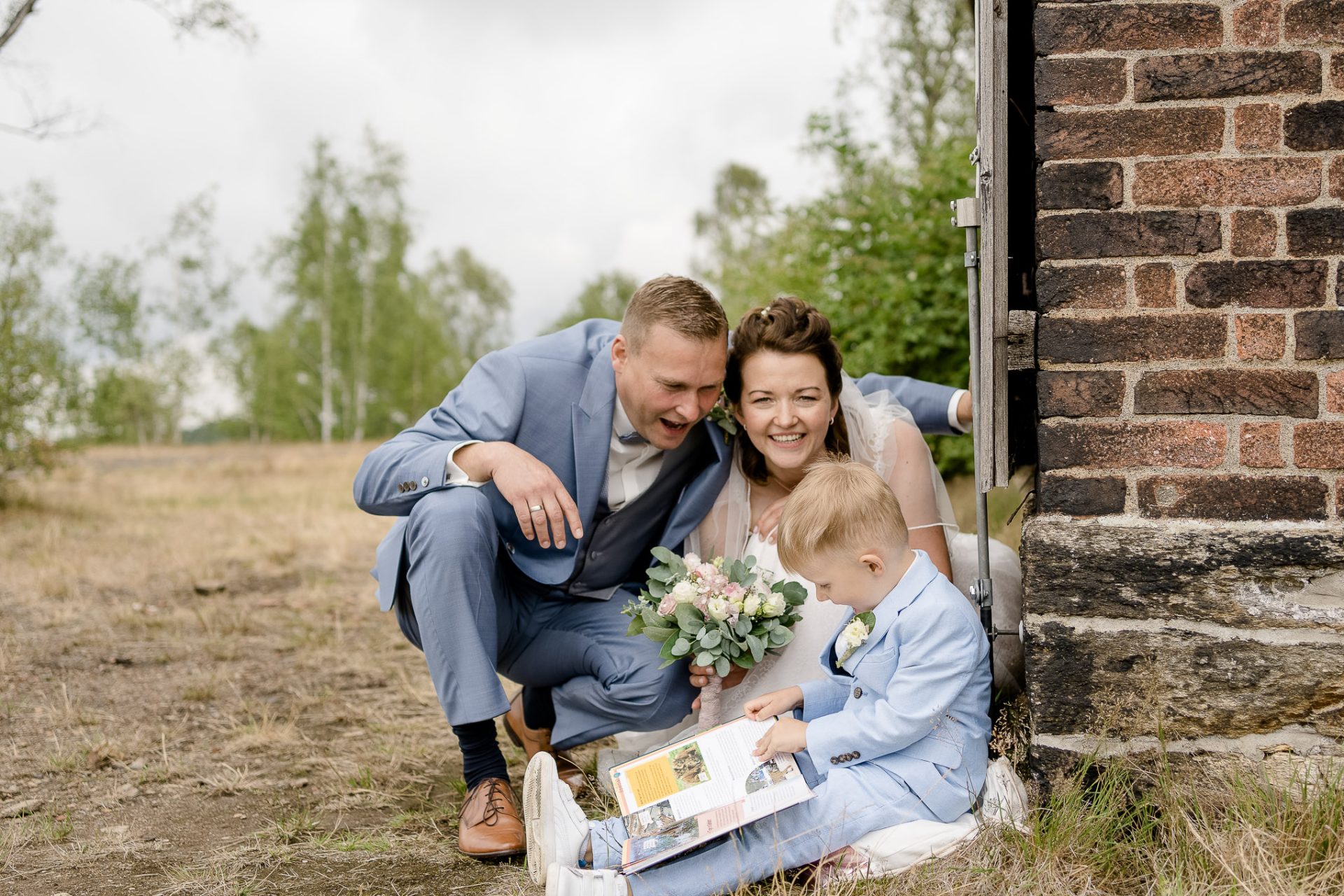 Brautpaar mit Kind von Hochzeitsfotograf Freiberg