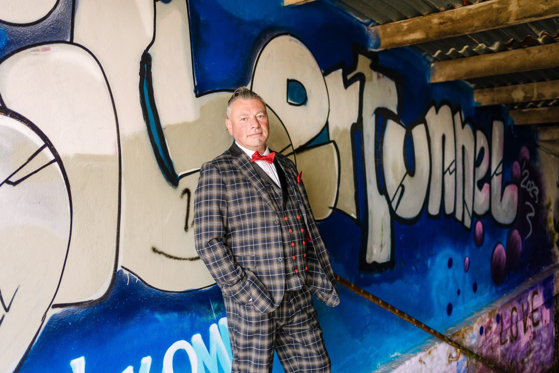 Bräutigam Rock n Roll an der Alten Elisabeth Hochzeitsfotograf Freiberg