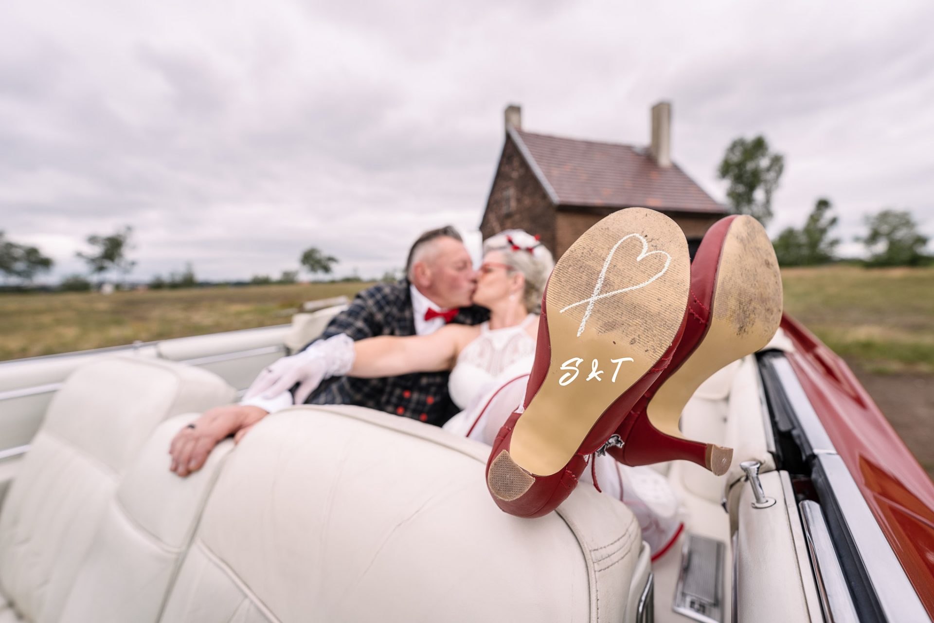 Hochzeitsfotograf Freiberg Brautpaar im Auto