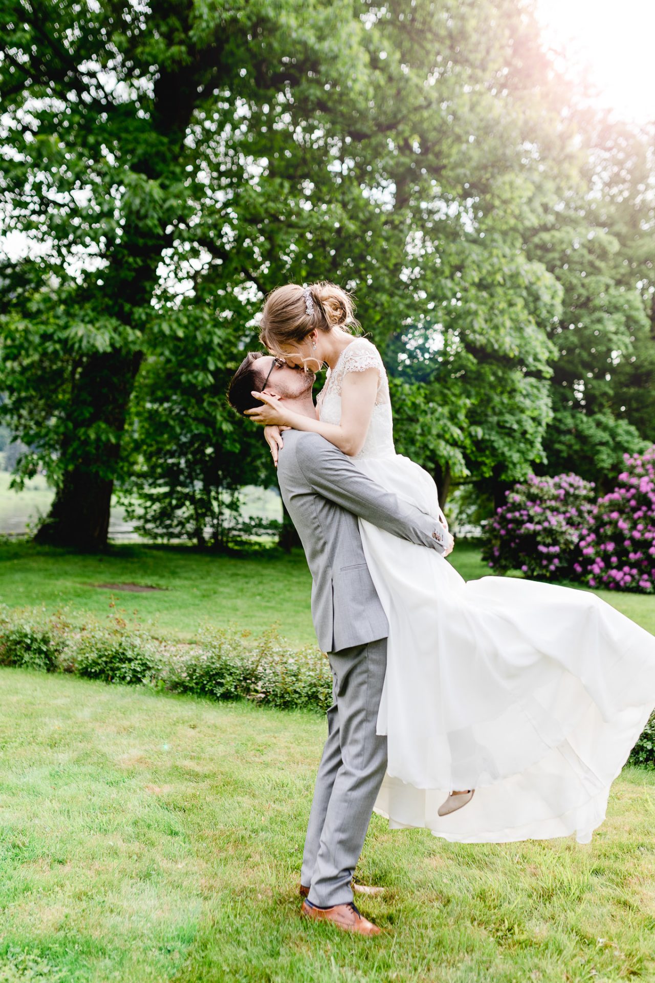 Bräutigam trägt Braut Foto von Hochzeitsfotograf Freiberg
