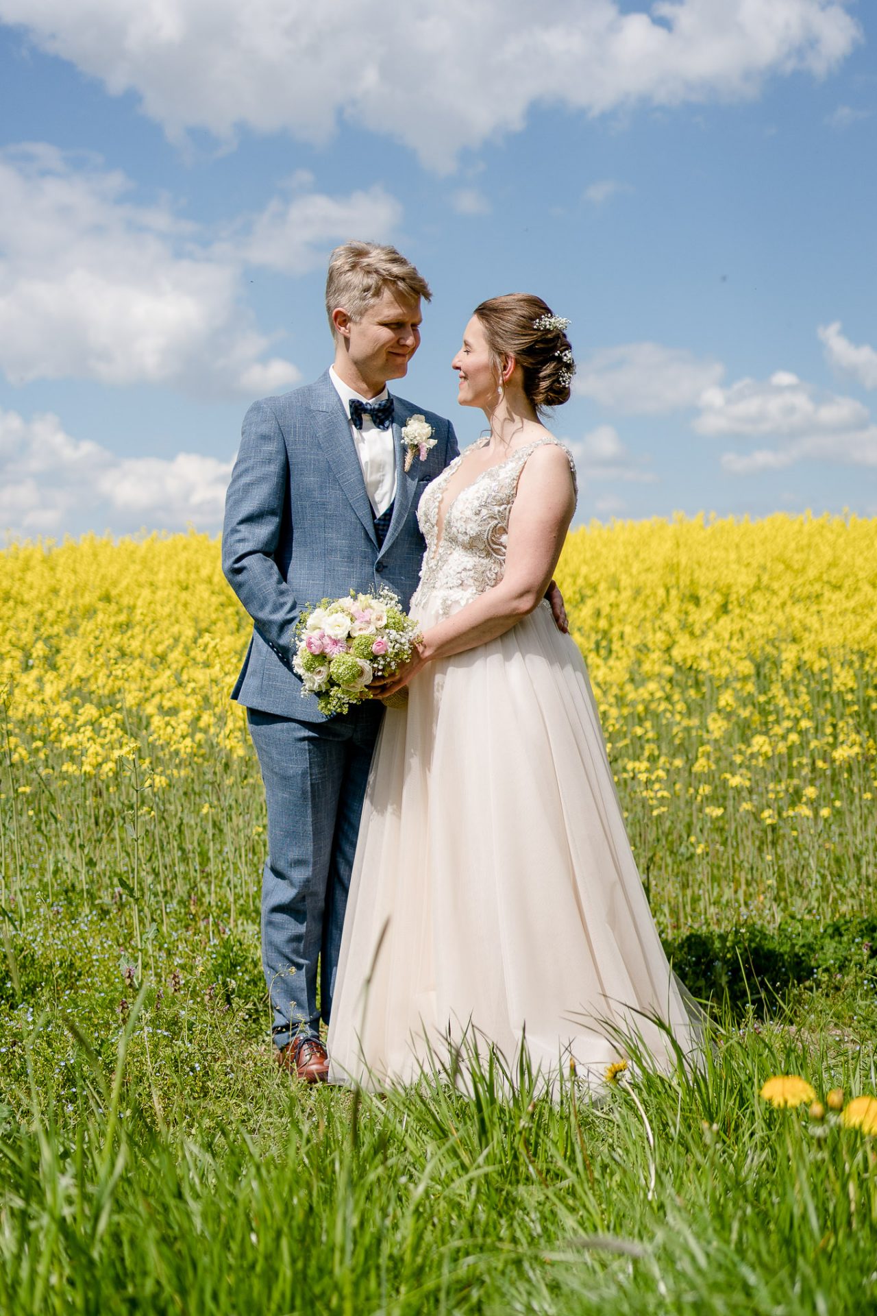 Brautpaar im Rapsfeld