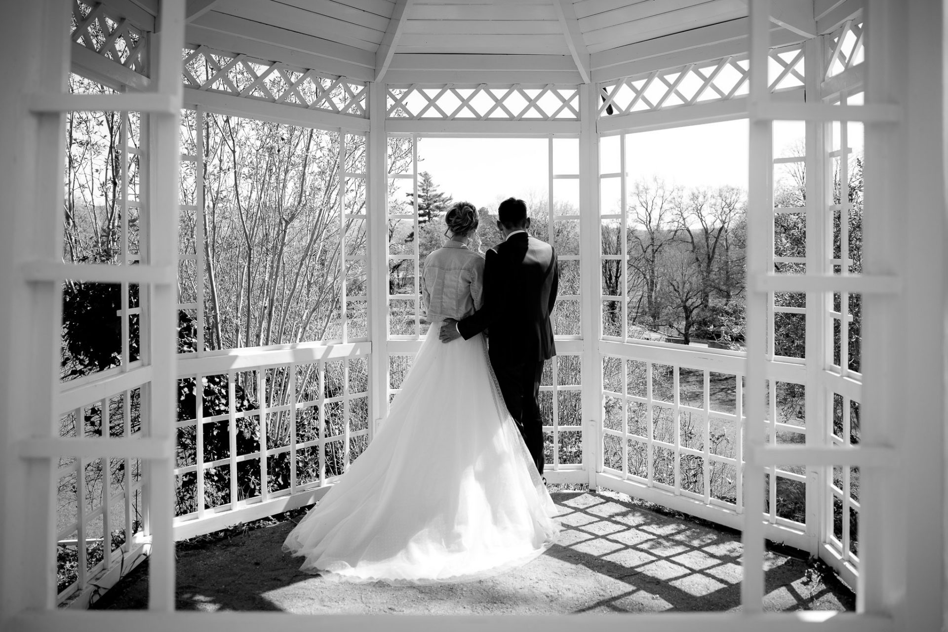 Brautpaar von hinten, Pavillon, Schwarz Weiß