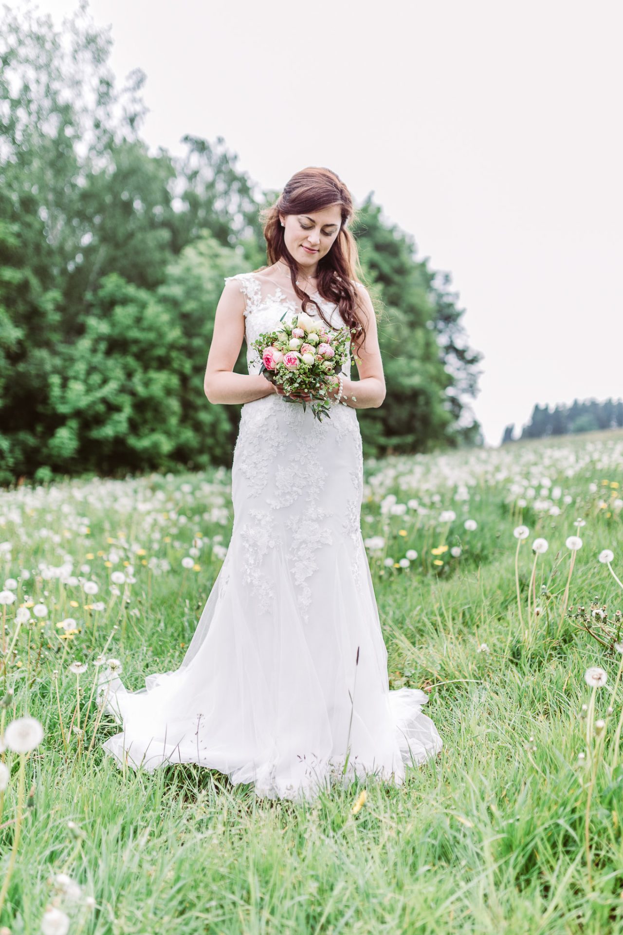 Braut auf der Wiese