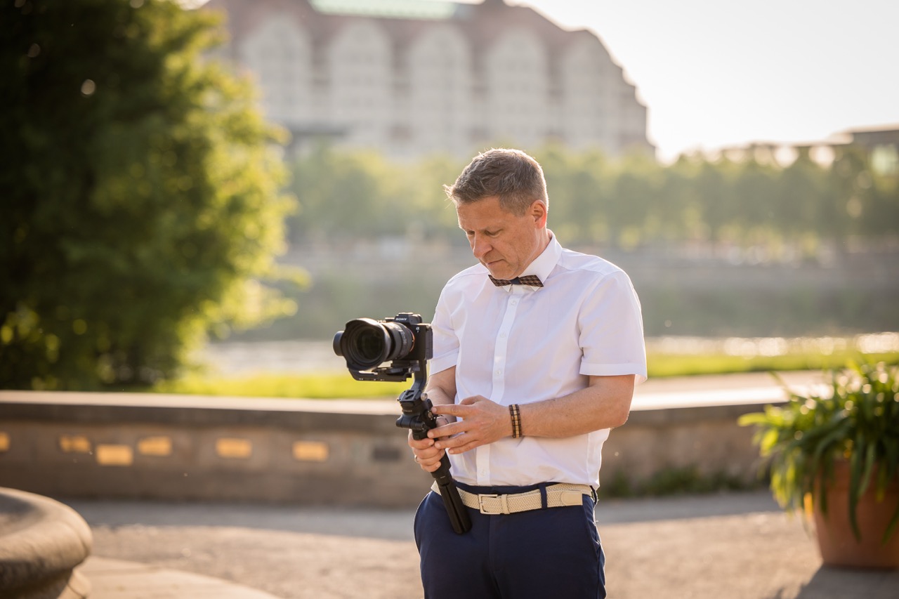 Hochzeitsfotograf Preise - Gerd Edler beim Fotografieren und Filmen