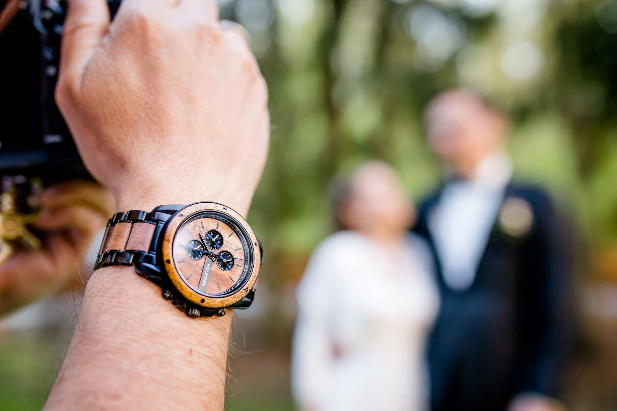 Uhr von Holzkern mit Brautpaar