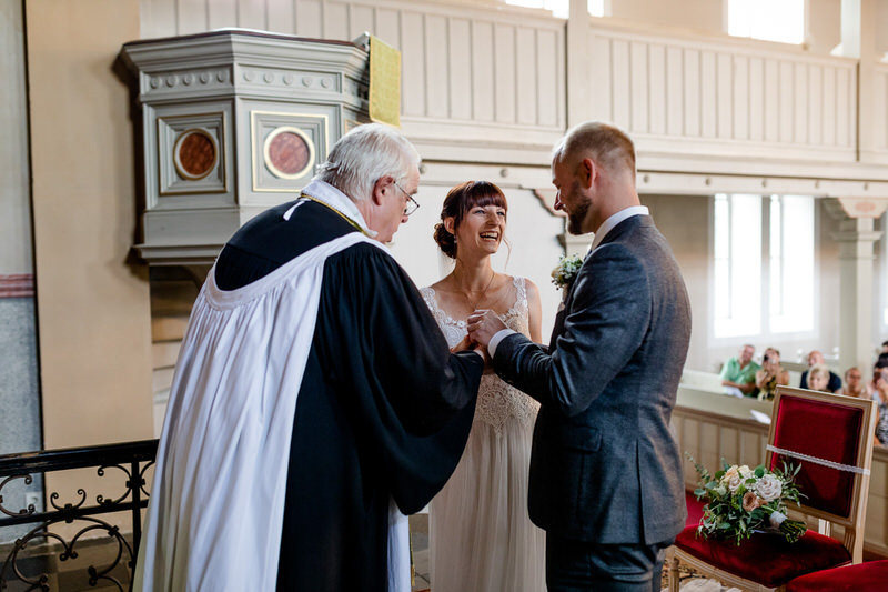 Brautpaar und Pfarrer