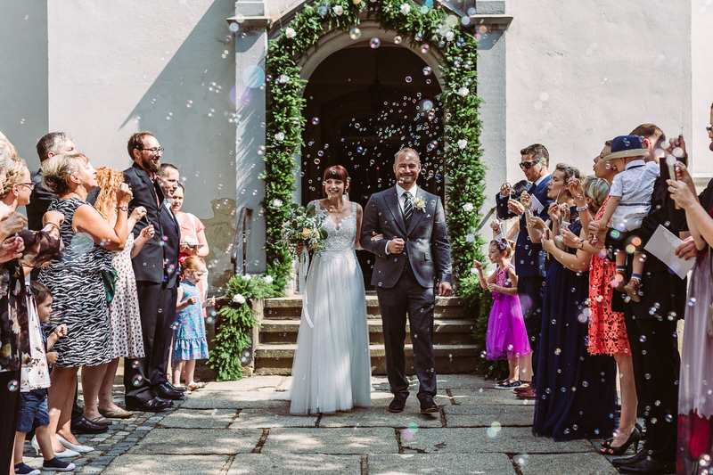 Auszug Kirche Hochzeitspaar