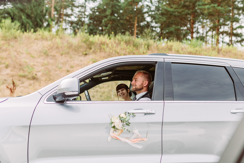 Brautpaar im Auto